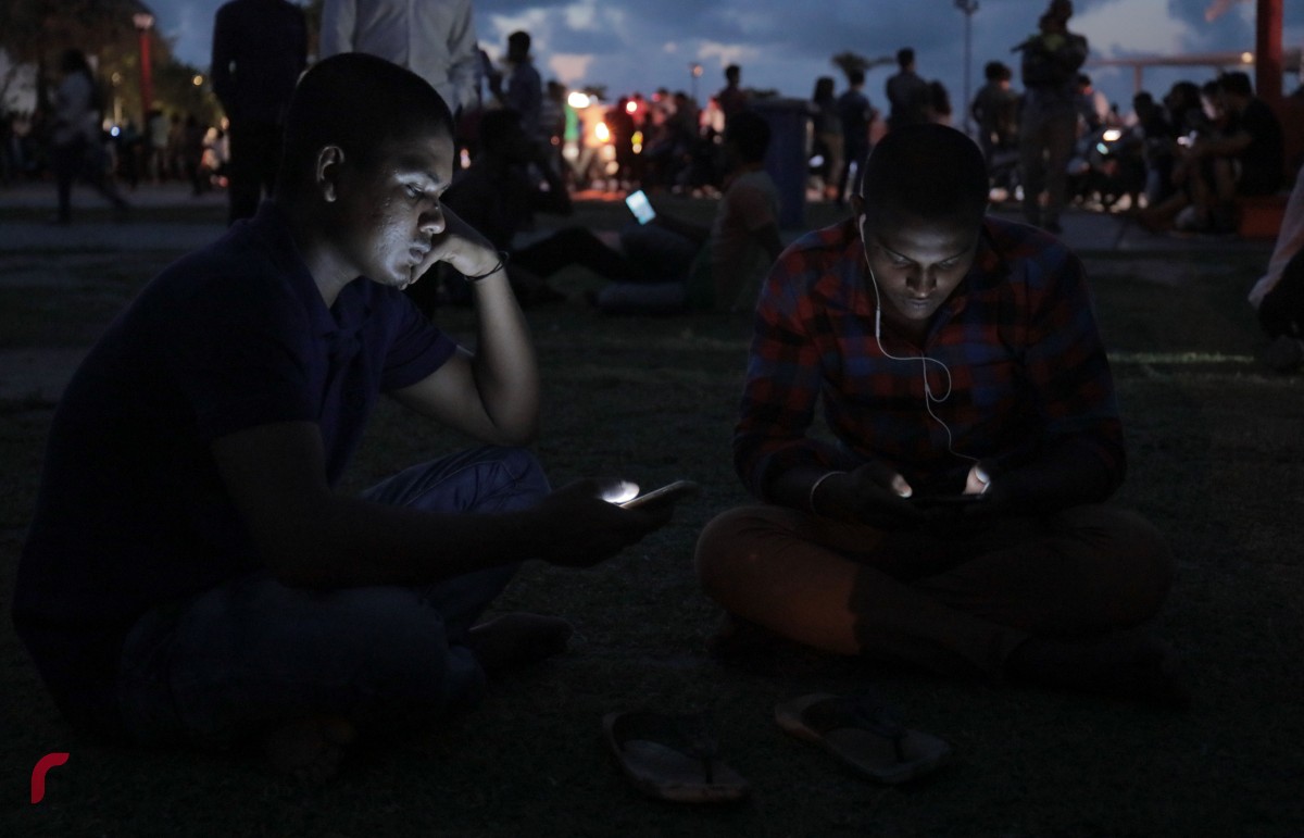 ސެޕްޓެމްބަރު 22، 2017: މިއަދު ހަވީރު ފަހެއްޖަހާކަށްހާއިރުން ފެށިގެން މާލޭގެ ބޮޑު ބަޔަކުން ކަރަންޓުގެ ހިދުމަތް ކެނޑުމުގެ ސަބަބުން ގިނަ އަދަދެއްގެ ބަޔަކު ވަނީ ޖުމްހޫރީ މައިދާންފަދަ ތަންތަނަށް ޖަމާވެފައި، ސްޓެލްކޯއިން މުޅި މާލެއަށް ކަރަންޓުގެ ހިދުމަތް ދެވިފައިވަނީ 7:10 ހާއިރު