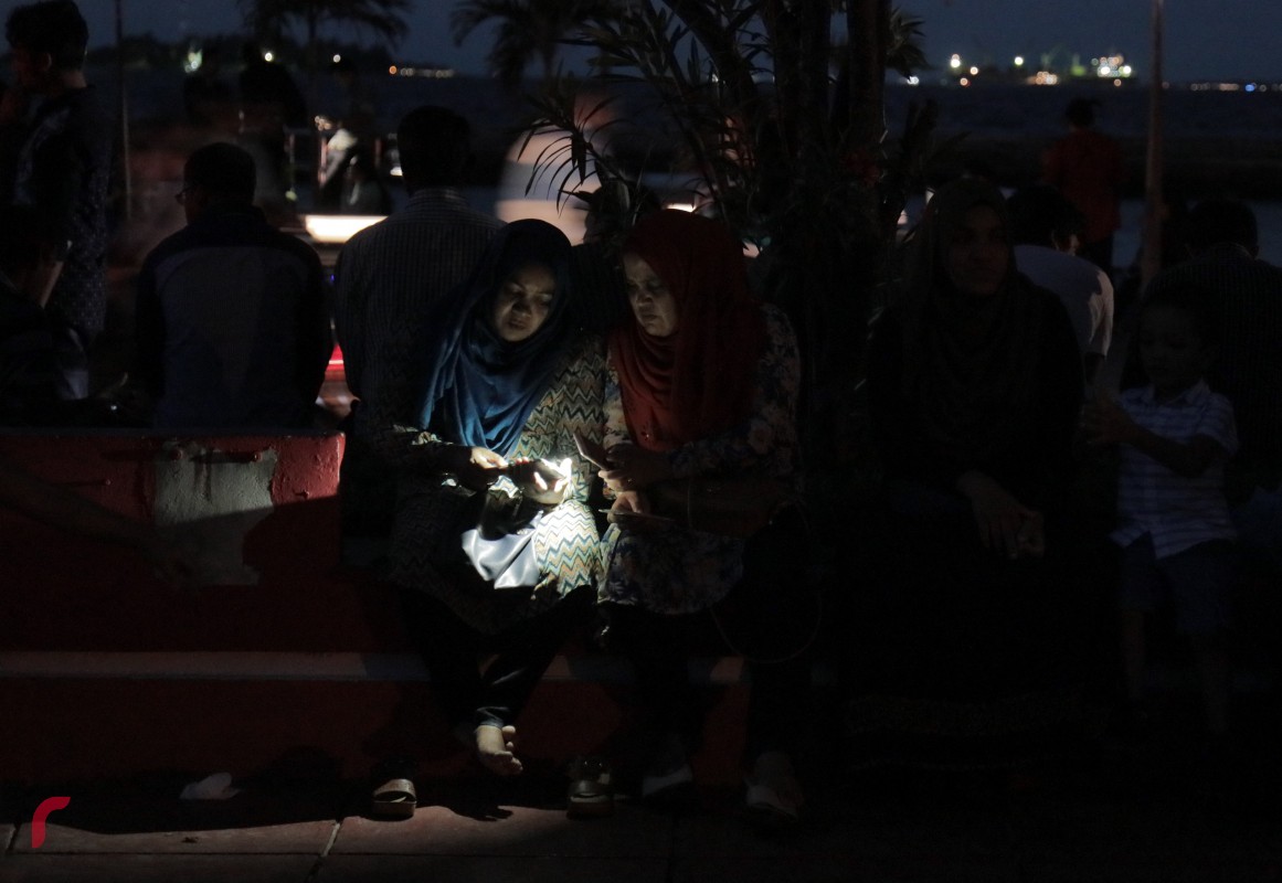 ސެޕްޓެމްބަރު 22، 2017: މިއަދު ހަވީރު ފަހެއްޖަހާކަށްހާއިރުން ފެށިގެން މާލޭގެ ބޮޑު ބަޔަކުން ކަރަންޓުގެ ހިދުމަތް ކެނޑުމުގެ ސަބަބުން ގިނަ އަދަދެއްގެ ބަޔަކު ވަނީ ޖުމްހޫރީ މައިދާންފަދަ ތަންތަނަށް ޖަމާވެފައި، ސްޓެލްކޯއިން މުޅި މާލެއަށް ކަރަންޓުގެ ހިދުމަތް ދެވިފައިވަނީ 7:10 ހާއިރު