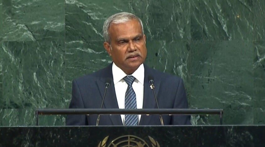 ސެޕްޓެމްބަރު 23، 2017 : އދ ގައި ފޮރިންގ މިނިސްޓަރު ޑރ. މުޙައްމަދު އާސިމް ވާހަކަފުޅު ދައްކަވާފައިވަނީ ރައީސުލްޖުމްހޫރިއްޔާ ޢަބްދުﷲ ޔާމީން ޢަބްދުލްޤައްޔޫމްގެ ސަރުކާރުން ގެނެސްދެއްވާފައިވާ ތަރައްޤީގެ ގޮތުގައި ސަރުކާރުން ސިފަކުރާ ކަންކަމުގެ ވާހަކަ އާއި، މޫސުމީ ބަދަލާއި، ދެމެހެއްޓެނިވި މަސްވެރިކަމުގެ އިތުރުން ކަނޑުގެ ދިރުންތައް ހިމާޔަތްކުރުމުގެ ވާހަކަ.