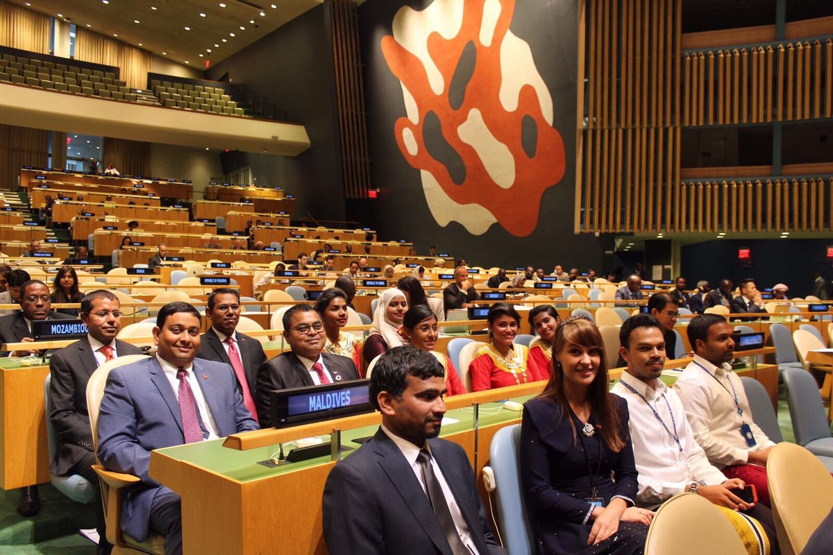 ސެޕްޓެމްބަރު 23، 2017 : ނިއުޔޯކްގައި މިހާރު ކުރިއަށްދާ އދ ގެ 72 ވަނަ އާންމު ޖަލްސާގައި ބައިވެރިވެވަޑައިގަންނަވާ ދިވެހިރާއްޖޭގެ ވަފުދު، މި ޖަލްސާތައް މިމަހުގެ 25ގެ ނިޔަލަށް ކުރިއަށްދާނެ