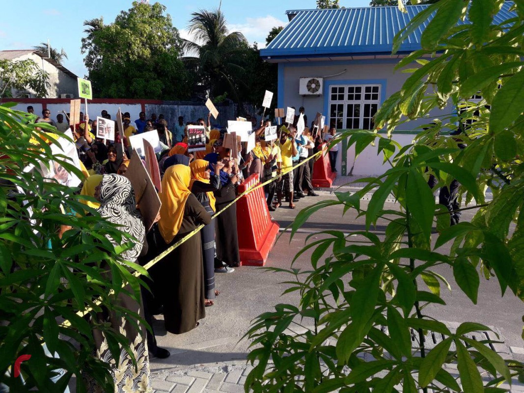 ސެޕްޓެމްބަރު 26، 2017: ރައީސް އަބްދުﷲ ޔާމީން ގއ. ވިލިނގިއްޔަށް ވަޑައިގަތުމާ ގުޅިގެން އެރަށުގެ ގިނަ އަދަދެއްގެ ބަޔަކު މަގުމައްޗަށްނިކުމެ މުޒާހަރާކުރަނީ