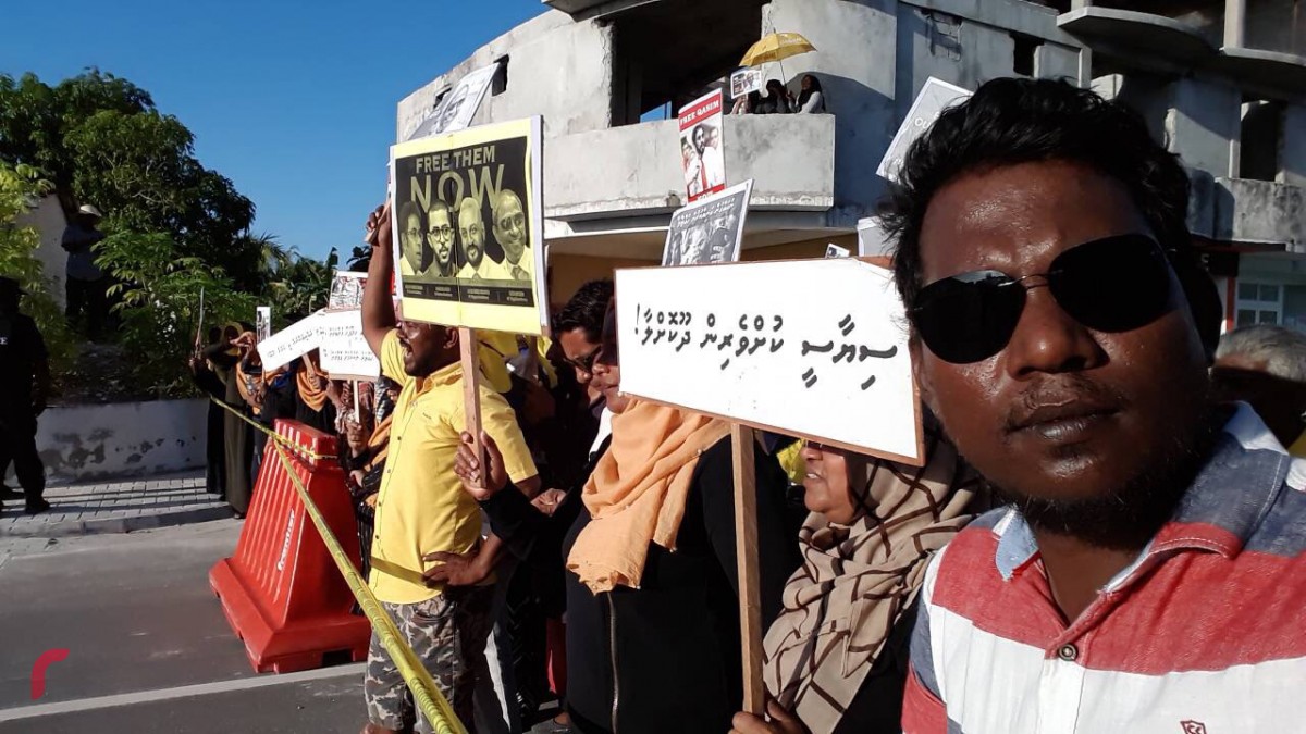 ސެޕްޓެމްބަރު 26، 2017: ރައީސް އަބްދުﷲ ޔާމީން ގއ. ވިލިނގިއްޔަށް ވަޑައިގަތުމާ ގުޅިގެން ކުރި މުޒާހަރާގައި ސިޔާސީ ކުއްވެރިން ދޫކޮށްލުމަށާއި ކޯޓްތައް މިނިވަންކުރުމަށް ވަނީ ގޮވާލާފައި