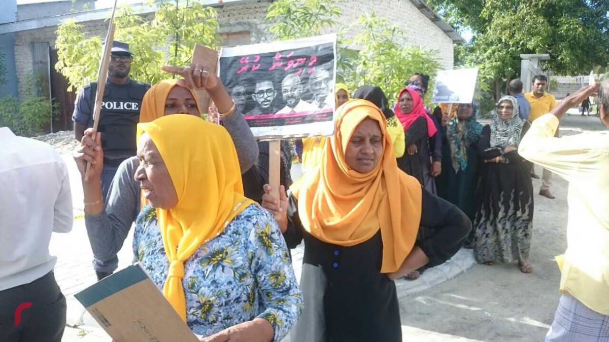 ސެޕްޓެމްބަރު 26، 2017: ރައީސް އަބްދުﷲ ޔާމީން ގއ. ވިލިނގިއްޔަށް ވަޑައިގަތުމާ ގުޅިގެން ކުރި މުޒާހަރާގައި ގިނަ އަދަދެއްގެ ބަޔަކު ރައްޔިތުންގެ މަޖިލީހުގެ މެމްބަރުންނަށް ކުރަމުންދާ އަނިޔާ ހުއްޓާލުމަށާއި ރައީސް ޔާމިންގެ އިސްތިއުފާއަށް ގޮވާލާފައި