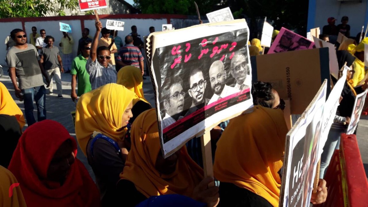 ސެޕްޓެމްބަރު 26، 2017: ރައީސް އަބްދުﷲ ޔާމީން ގއ. ވިލިނގިއްޔަށް ވަޑައިގަތުމާ ގުޅިގެން ކުރި މުޒާހަރާގައި ގިނަ އަދަދެއްގެ ބަޔަކު ރައްޔިތުންގެ މަޖިލީހުގެ މެމްބަރުންނަށް ކުރަމުންދާ އަނިޔާ ހުއްޓާލުމަށާއި ރައީސް ޔާމިންގެ އިސްތިއުފާއަށް ގޮވާލާފައި