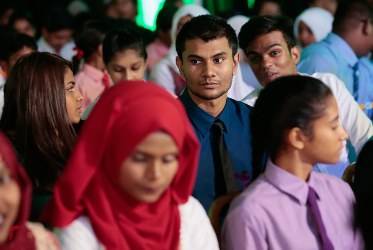 ސެޕްޓެމްބަރު 27، 2016 : ސްކޫލް ދަރިވަރުންގެ ތެރެއިން ކުޅިވަރުގެ މައިދާނުގައި އެންމެ ފާހަގަކޮށްލެވޭ ކުދިންނަށް ދެވޭ މައިލޯ ކަލާޒް އެވޯޑް ދިނުމަށް ދަރުބާރުގޭގައި ބޭއްވި ހަފްލާގެ ތެރެއިން