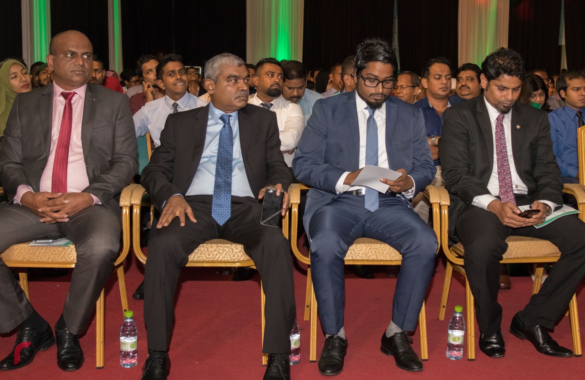 ސެޕްޓެމްބަރު 27، 2016 : ސްކޫލް ދަރިވަރުންގެ ތެރެއިން ކުޅިވަރުގެ މައިދާނުގައި އެންމެ ފާހަގަކޮށްލެވޭ ކުދިންނަށް ދެވޭ މައިލޯ ކަލާޒް އެވޯޑް ދިނުމަށް ބޭއްވި ހަފްލާގައި ސަރުކާރުގެ އިސްވެރިންނާއި ކުޅިވަރަށް ހިދުމަތްކުރައްވާ ބޭފުޅުން ވަނީ ބައިވެރިވެ ވަޑައިގެންފައި