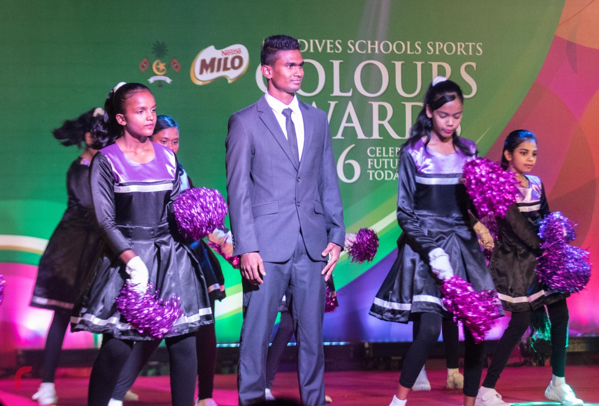 ސެޕްޓެމްބަރު 27، 2016 : ސްކޫލް ދަރިވަރުންގެ ތެރެއިން ކުޅިވަރުގެ މައިދާނުގައި އެންމެ ފާހަގަކޮށްލެވޭ ކުދިންނަށް ދެވޭ މައިލޯ ކަލާޒް އެވޯޑް ދީފިއެވެ