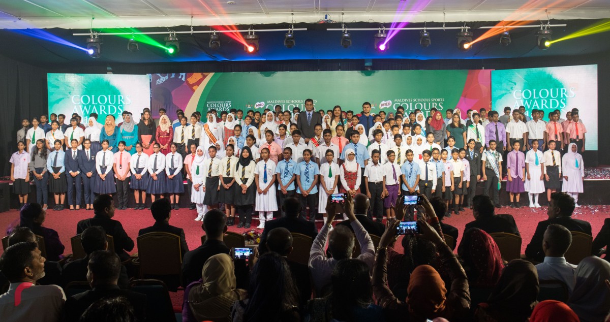 ސެޕްޓެމްބަރު 27، 2016 : ސްކޫލް ދަރިވަރުންގެ ތެރެއިން ކުޅިވަރުގެ މައިދާނުގައި އެންމެ ފާހަގަކޮށްލެވޭ ކުދިންނަށް ދެވޭ މައިލޯ ކަލާޒް އެވޯޑް ދީފިއެވެ