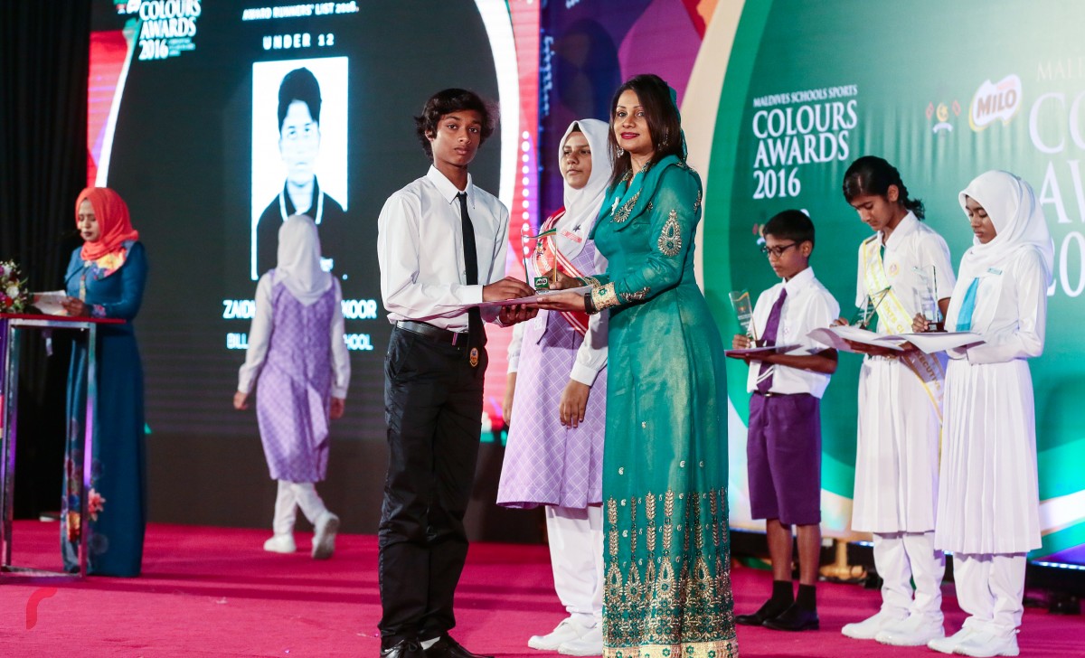 ސެޕްޓެމްބަރު 27، 2016 : ސްކޫލް ދަރިވަރުންގެ ތެރެއިން ކުޅިވަރުގެ މައިދާނުގައި އެންމެ ފާހަގަކޮށްލެވޭ ކުދިންނަށް ދެވޭ މައިލޯ ކަލާޒް އެވޯޑް ދިނުމަށް ދަރުބާރުގޭގައި ބޭއްވި ހަފްލާގެ ތެރެއިން