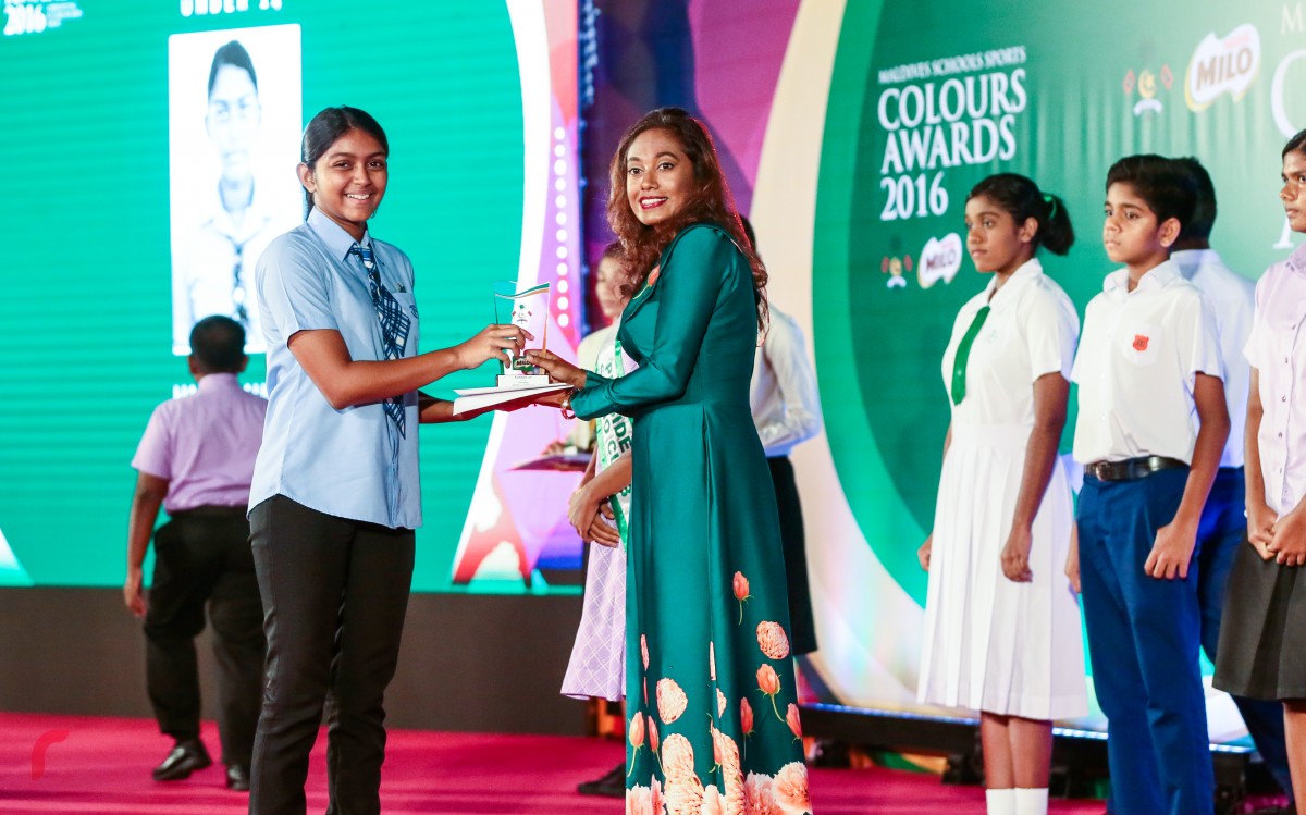 ސެޕްޓެމްބަރު 27، 2016 : ސްކޫލް ދަރިވަރުންގެ ތެރެއިން ކުޅިވަރުގެ މައިދާނުގައި އެންމެ ފާހަގަކޮށްލެވޭ ކުދިންނަށް ދެވޭ މައިލޯ ކަލާޒް އެވޯޑް ދިނުމަށް ދަރުބާރުގޭގައި ބޭއްވި ހަފްލާގެ ތެރެއިން