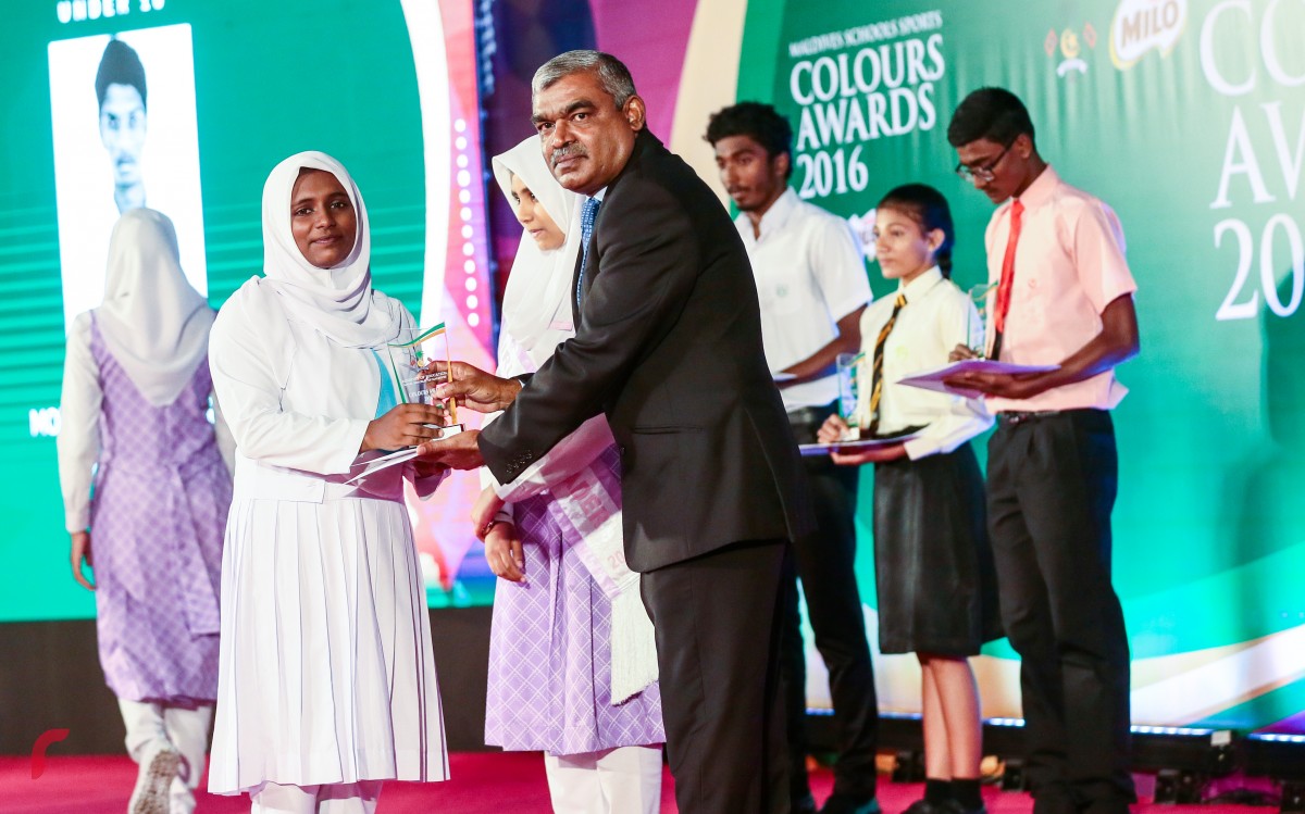 ސެޕްޓެމްބަރު 27، 2016 : ސްކޫލް ދަރިވަރުންގެ ތެރެއިން ކުޅިވަރުގެ މައިދާނުގައި އެންމެ ފާހަގަކޮށްލެވޭ ކުދިންނަށް ދެވޭ މައިލޯ ކަލާޒް އެވޯޑް ދިނުމަށް ދަރުބާރުގޭގައި ބޭއްވި ހަފްލާގެ ތެރެއިން