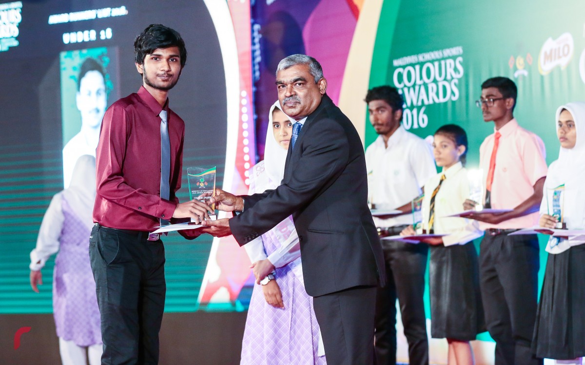 ސެޕްޓެމްބަރު 27، 2016 : ސްކޫލް ދަރިވަރުންގެ ތެރެއިން ކުޅިވަރުގެ މައިދާނުގައި އެންމެ ފާހަގަކޮށްލެވޭ ކުދިންނަށް ދެވޭ މައިލޯ ކަލާޒް އެވޯޑް ދިނުމަށް ދަރުބާރުގޭގައި ބޭއްވި ހަފްލާގެ ތެރެއިން