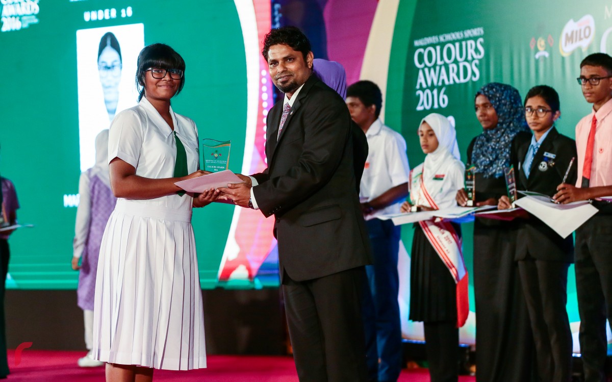 ސެޕްޓެމްބަރު 27، 2016 : ސްކޫލް ދަރިވަރުންގެ ތެރެއިން ކުޅިވަރުގެ މައިދާނުގައި އެންމެ ފާހަގަކޮށްލެވޭ ކުދިންނަށް ދެވޭ މައިލޯ ކަލާޒް އެވޯޑް ދިނުމަށް ދަރުބާރުގޭގައި ބޭއްވި ހަފްލާގެ ތެރެއިން