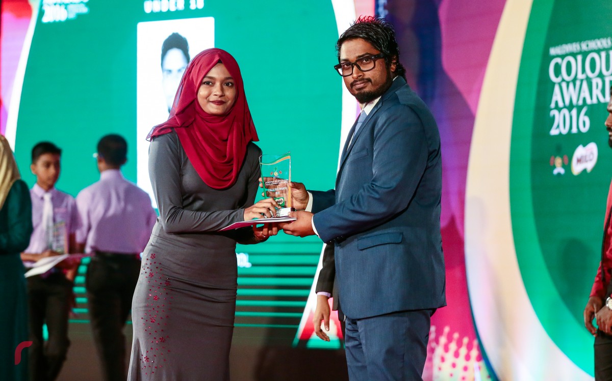 ސެޕްޓެމްބަރު 27، 2016 : ސްކޫލް ދަރިވަރުންގެ ތެރެއިން ކުޅިވަރުގެ މައިދާނުގައި އެންމެ ފާހަގަކޮށްލެވޭ ކުދިންނަށް ދެވޭ މައިލޯ ކަލާޒް އެވޯޑް ދިނުމަށް ދަރުބާރުގޭގައި ބޭއްވި ހަފްލާގެ ތެރެއިން