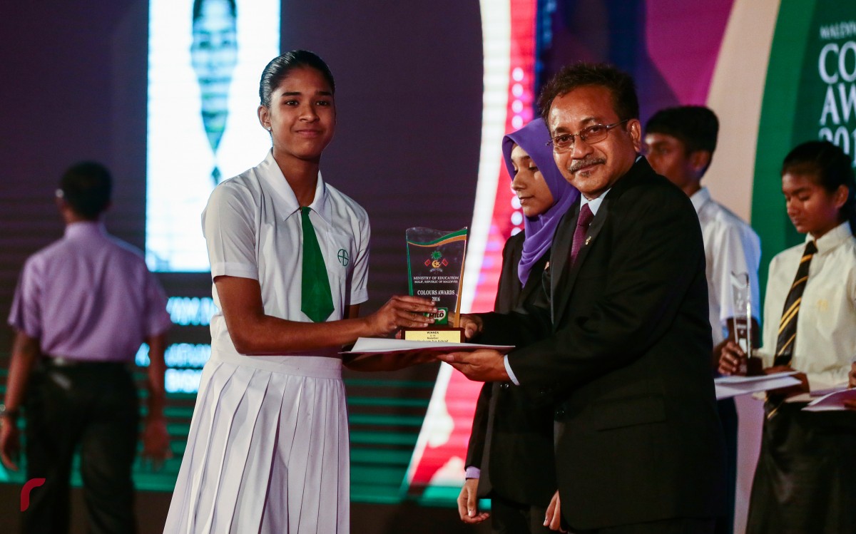 ސެޕްޓެމްބަރު 27، 2016 : ސްކޫލް ދަރިވަރުންގެ ތެރެއިން ކުޅިވަރުގެ މައިދާނުގައި އެންމެ ފާހަގަކޮށްލެވޭ ކުދިންނަށް ދެވޭ މައިލޯ ކަލާޒް އެވޯޑް ދިނުމަށް ދަރުބާރުގޭގައި ބޭއްވި ހަފްލާގެ ތެރެއިން