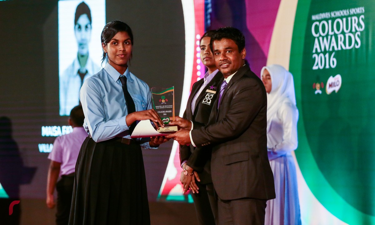 ސެޕްޓެމްބަރު 27، 2016 : ސްކޫލް ދަރިވަރުންގެ ތެރެއިން ކުޅިވަރުގެ މައިދާނުގައި އެންމެ ފާހަގަކޮށްލެވޭ ކުދިންނަށް ދެވޭ މައިލޯ ކަލާޒް އެވޯޑް ދިނުމަށް ދަރުބާރުގޭގައި ބޭއްވި ހަފްލާގެ ތެރެއިން