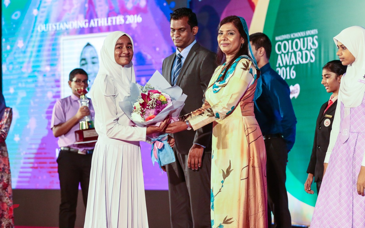 ސެޕްޓެމްބަރު 27، 2016 : ސްކޫލް ދަރިވަރުންގެ ތެރެއިން ކުޅިވަރުގެ މައިދާނުގައި އެންމެ ފާހަގަކޮށްލެވޭ ކުދިންނަށް ދެވޭ މައިލޯ ކަލާޒް އެވޯޑް ދިނުމަށް ދަރުބާރުގޭގައި ބޭއްވި ހަފްލާގެ ތެރެއިން