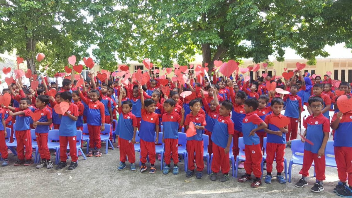 ެސެޕްޓެމްބަރު 28 ، 2017: ހިތުގެ ބަލިތަކުން މީހުން ހޭލުންތެރި ކުރުމަށް ރާއްޖޭގައި މަސައްކަތް ކުރާ ޓައިނީ ހާޓްސް އިން އިންތިޒާމްކޮށްގެން ފުވައްމުލަކު ސްކޫލްގައި ވޯލްޑް ހާޓް ޑޭ ފާހަގަކުރަނީ