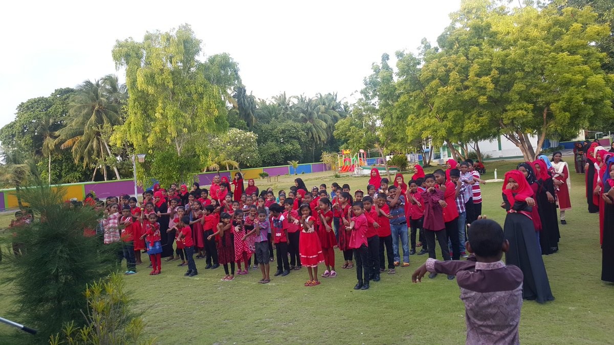 ެސެޕްޓެމްބަރު 28 ، 2017: ހިތުގެ ބަލިތަކުން މީހުން ހޭލުންތެރި ކުރުމަށް ރާއްޖޭގައި މަސައްކަތް ކުރާ ޓައިނީ ހާޓްސް އިން އިންތިޒާމްކޮށްގެން ވޯލްޑް ހާޓް ޑޭ ފާހަގަކުރަން ބޭއްވި ހަރަކާތްތަކުގެ ތެރެއިން، މި ހަރަކާތްތަކުގައި ހިތުގެ ބަލިތަކާއި މެދު ދަރިވަރުން ހޭލުންތެރި ކުރުމުގެ ގޮތުން ދަރިވަރުންނަށް ވަނީ މައުލޫމާތު ދީފަ

