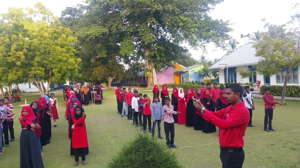 ެސެޕްޓެމްބަރު 28 ، 2017: ހިތުގެ ބަލިތަކުން މީހުން ހޭލުންތެރި ކުރުމަށް ރާއްޖޭގައި މަސައްކަތް ކުރާ ޓައިނީ ހާޓްސް އިން އިންތިޒާމްކޮށްގެން ވޯލްޑް ހާޓް ޑޭ ފާހަގަކުރަން ބޭއްވި ހަރަކާތްތަކުގެ ތެރެއިން، މި ހަރަކާތްތަކުގައި ހިތުގެ ބަލިތަކާއި މެދު ދަރިވަރުން ހޭލުންތެރި ކުރުމުގެ ގޮތުން ދަރިވަރުންނަށް ވަނީ މައުލޫމާތު ދީފަ

