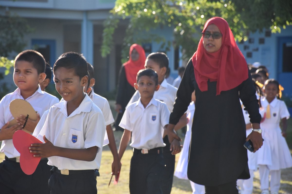 ެސެޕްޓެމްބަރު 28 ، 2017: ހިތުގެ ބަލިތަކުން މީހުން ހޭލުންތެރި ކުރުމަށް ރާއްޖޭގައި މަސައްކަތް ކުރާ ޓައިނީ ހާޓްސް އިން އިންތިޒާމްކޮށްގެން ވޯލްޑް ހާޓް ޑޭ ފާހަގަކުރަން ބޭއްވި ހަރަކާތްތަކުގެ ތެރެއިން، މި ހަރަކާތްތަކުގައި ހިތުގެ ބަލިތަކާއި މެދު ދަރިވަރުން ހޭލުންތެރި ކުރުމުގެ ގޮތުން ދަރިވަރުންނަށް ވަނީ މައުލޫމާތު ދީފަ

 
