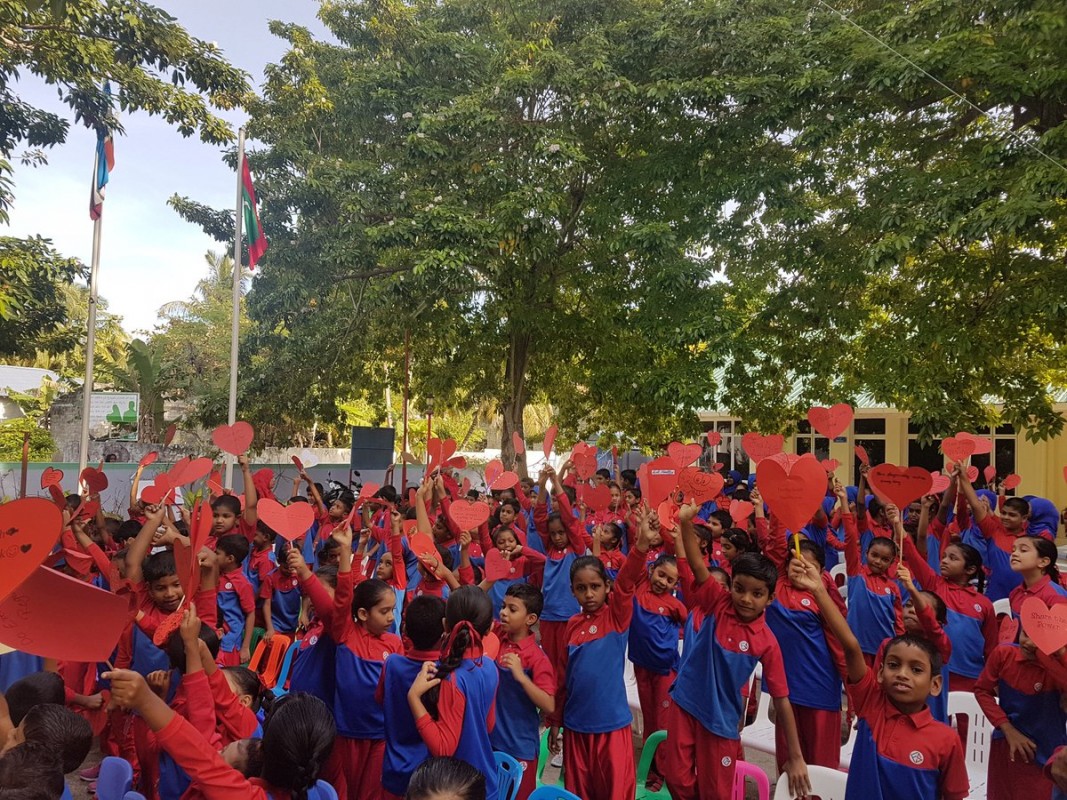 ެސެޕްޓެމްބަރު 28 ، 2017: ހިތުގެ ބަލިތަކުން މީހުން ހޭލުންތެރި ކުރުމަށް ރާއްޖޭގައި މަސައްކަތް ކުރާ ޓައިނީ ހާޓްސް އިން އިންތިޒާމްކޮށްގެން ވޯލްޑް ހާޓް ޑޭ ފާހަގަކުރަން ބޭއްވި ހަރަކާތްތަކުގެ ތެރެއިން، މި ހަރަކާތްތަކުގައި ހިތުގެ ބަލިތަކާއި މެދު ދަރިވަރުން ހޭލުންތެރި ކުރުމުގެ ގޮތުން ދަރިވަރުންނަށް ވަނީ މައުލޫމާތު ދީފަ

