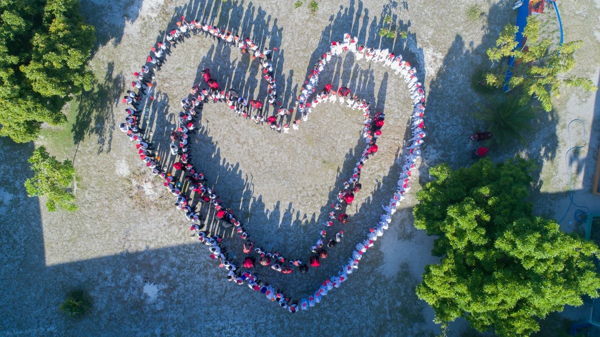 ެސެޕްޓެމްބަރު 28 ، 2017: ހިތުގެ ބަލިތަކުން މީހުން ހޭލުންތެރި ކުރުމަށް ރާއްޖޭގައި މަސައްކަތް ކުރާ ޓައިނީ ހާޓްސް އިން އިންތިޒާމްކޮށްގެން ވިލުފުށީ ސްކޫލް ދަރިވަރުންވޯލްޑް ހާޓް ޑޭ ފާހަގަކުރަނީ

