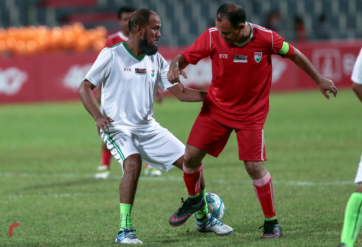 ސެޕްޓެމްބަރު 29، 2017 : މިއަންމާގެ އަނިޔާލިބެމުންދާ ރޮހިންޖާ މުސްލިމުންނަށް އެހީވުމައް އެފްއޭއެމްއިން އިންތިޒާމްކޮށްގެން ބޭއްވި ޗެރިޓީ ފުޓްބޯޅަމެޗުގެ ތެރެއިން، މި މެޗްގައި ބޭނުންކުރެވުނު ޖާޒީއާއި މެޗް ބޯޅަ ވަނީ ނީލަންކިޔާފައި