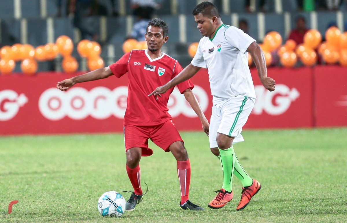 ސެޕްޓެމްބަރު 29، 2017 : މިއަންމާގެ އަނިޔާލިބެމުންދާ ރޮހިންޖާ މުސްލިމުންނަށް އެހީވުމައް އެފްއޭއެމްއިން އިންތިޒާމްކޮށްގެން ބޭއްވި ޗެރިޓީ ފުޓްބޯޅަމެޗުގައި މަޖިލިސް މެމްބަރު ޝާޑު ބައިވެރިވެވަަޑައިގަންނަވަނީ، މި މެޗްގައި ބޭނުންކުރެވުނު ޖާޒީއާއި މެޗް ބޯޅަ ވަނީ ނީލަންކިޔާފައި