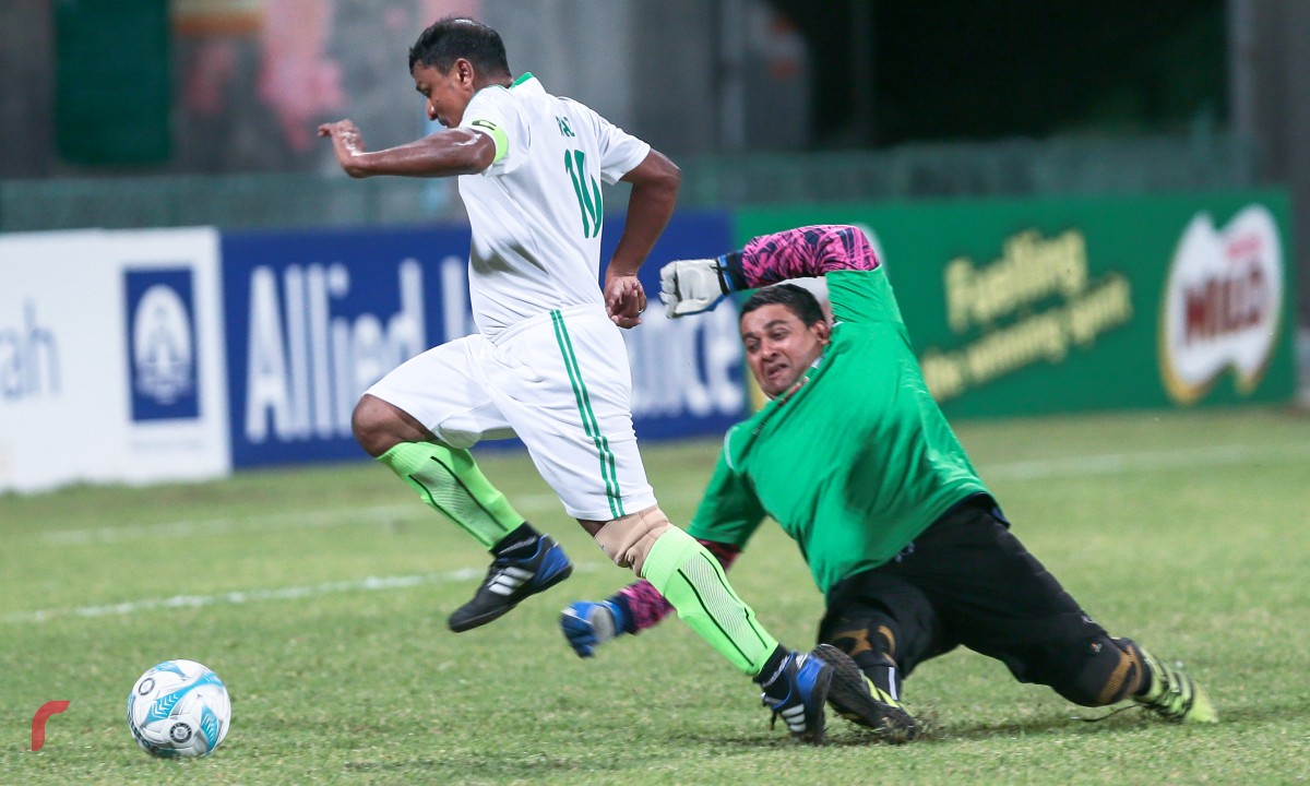 ސެޕްޓެމްބަރު 29، 2017 : މިއަންމާގެ އަނިޔާލިބެމުންދާ ރޮހިންޖާ މުސްލިމުންނަށް އެހީވުމައް އެފްއޭއެމްއިން އިންތިޒާމްކޮށްގެން ބޭއްވި ޖެރިޓީ ފުޓްބޯޅަ މެޗުގައި ކެބިނެޓްޓީމްގެ ގޯލު ބަލަހައްޓާފައިވަނީ ފިޝަރީޒް މިނިސްޓަރު ޝައިނީ