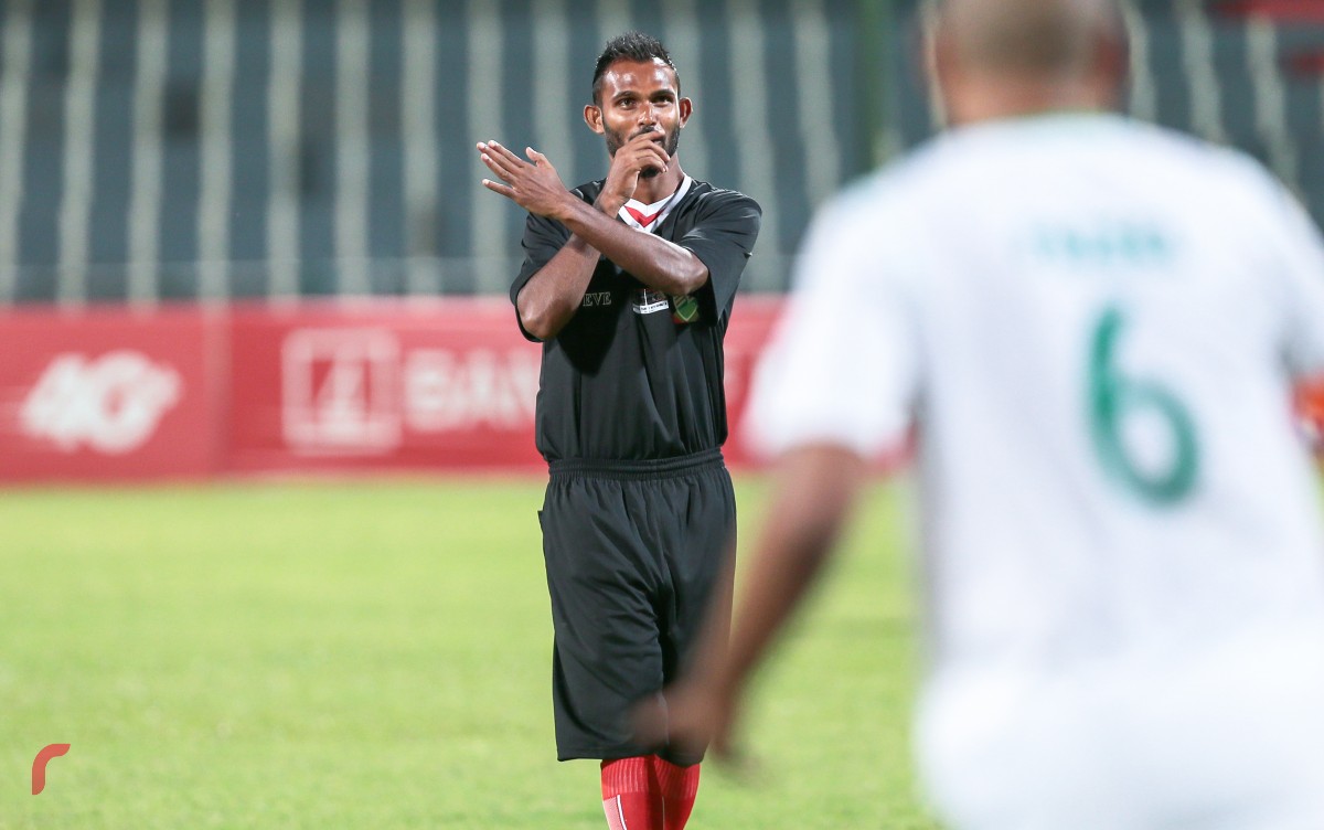 ސެޕްޓެމްބަރު 29، 2017 : މިއަންމާގެ އަނިޔާލިބެމުންދާ ރޮހިންޖާ މުސްލިމުންނަށް އެހީވުމައް އެފްއޭއެމްއިން އިންތިޒާމްކޮށްގެން ބޭއްވި ޗެރިޓީ ފުޓްބޯޅަމެޗުގައި އަޑުބަރޭ ރެފްރީކަންކުރަނީ