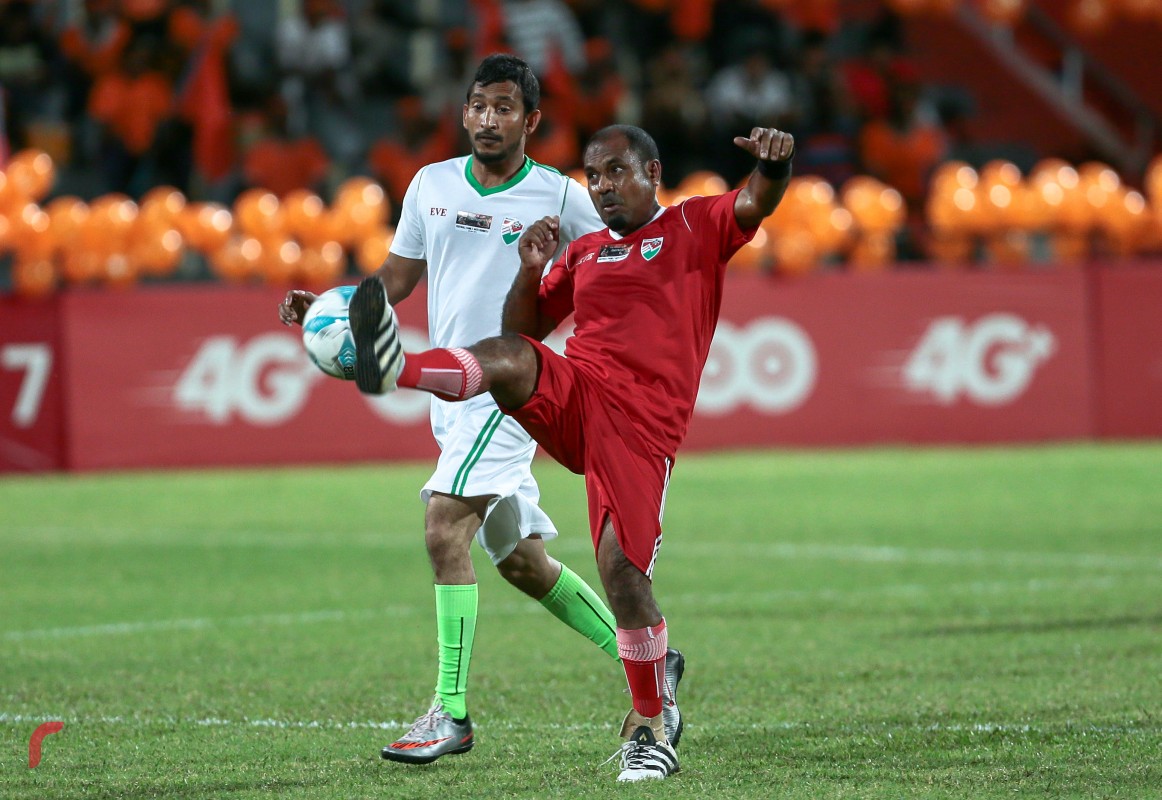 ސެޕްޓެމްބަރު 29، 2017 : މިއަންމާގެ އަނިޔާލިބެމުންދާ ރޮހިންޖާ މުސްލިމުންނަށް އެހީވުމައް އެފްއޭއެމްއިން އިންތިޒާމްކޮށްގެން ބޭއްވި ޗެރިޓީ ފުޓްބޯޅަމެޗުގެ ތެރެއިން، މި މެޗްގައި ބޭނުންކުރެވުނު ޖާޒީއާއި މެޗް ބޯޅަ ވަނީ ނީލަންކިޔާފައި