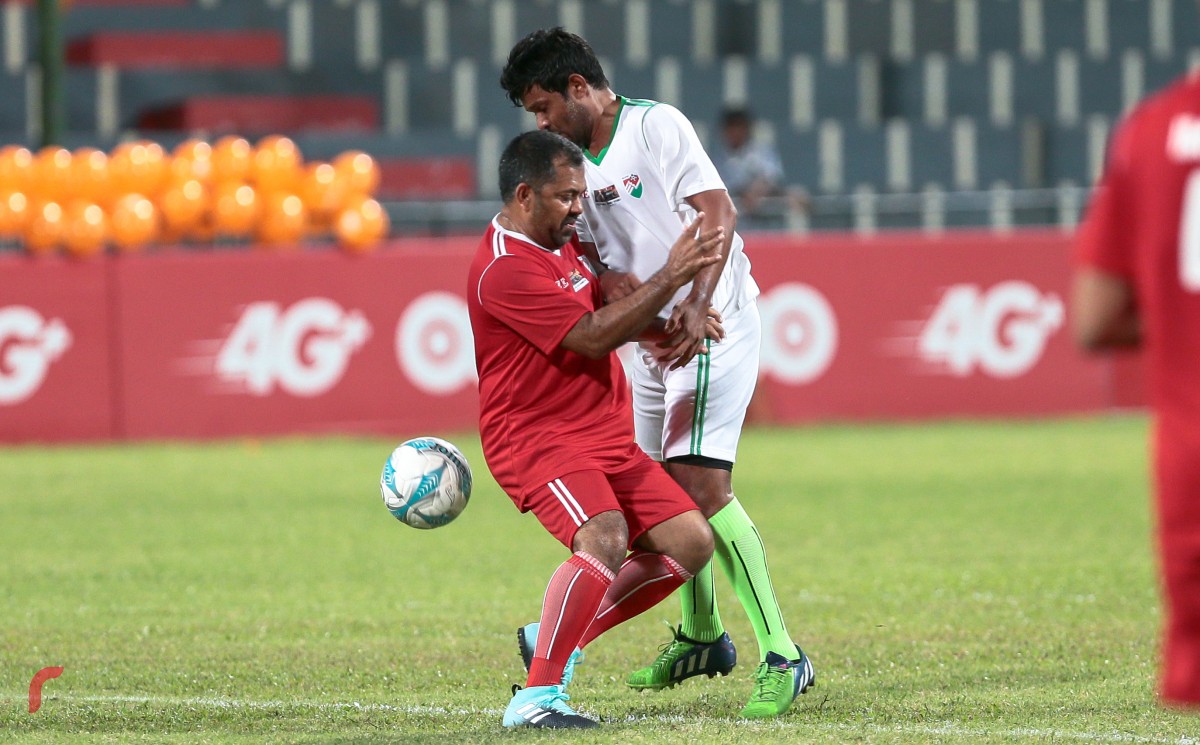 ސެޕްޓެމްބަރު 29، 2017 : މިއަންމާގެ އަނިޔާލިބެމުންދާ ރޮހިންޖާ މުސްލިމުންނަށް އެހީވުމައް އެފްއޭއެމްއިން އިންތިޒާމްކޮށްގެން ބޭއްވި ޗެރިޓީ ފުޓްބޯޅަމެޗުގެ ތެރެއިން، މި މެޗްގައި ބޭނުންކުރެވުނު ޖާޒީއާއި މެޗް ބޯޅަ ވަނީ ނީލަންކިޔާފައި