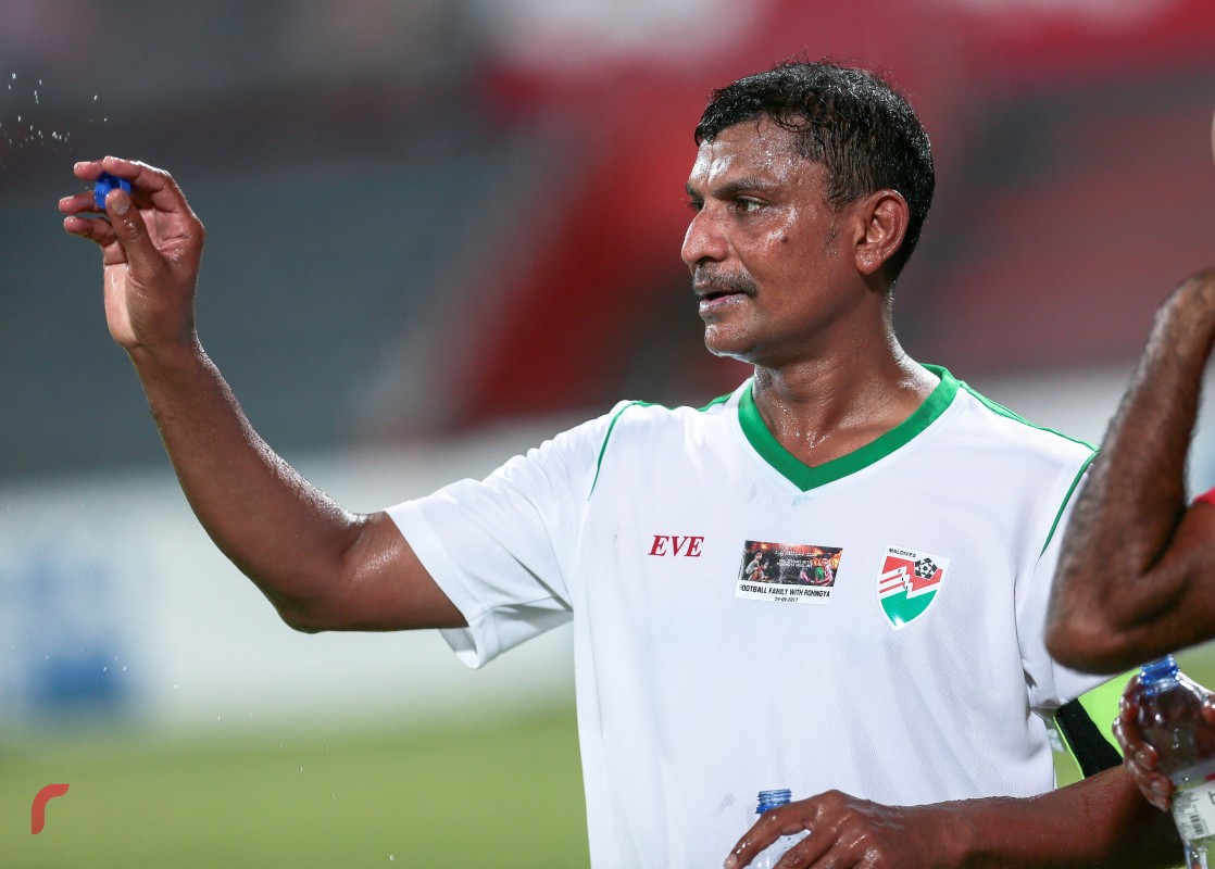 ސެޕްޓެމްބަރު 29، 2017 : މިއަންމާގެ އަނިޔާލިބެމުންދާ ރޮހިންޖާ މުސްލިމުންނަށް އެހީވުމައް އެފްއޭއެމްއިން އިންތިޒާމްކޮށްގެން ބޭއްވި ޗެރިޓީ ފުޓްބޯޅަމެޗުގެ ތެރެއިން، މި މެޗްގައި ބޭނުންކުރެވުނު ޖާޒީއާއި މެޗް ބޯޅަ ވަނީ ނީލަންކިޔާފައި