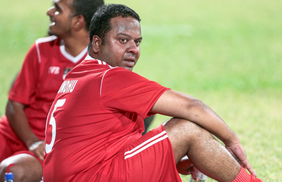 ސެޕްޓެމްބަރު 29، 2017 : މިއަންމާގެ އަނިޔާލިބެމުންދާ ރޮހިންޖާ މުސްލިމުންނަށް އެހީވުމައް އެފްއޭއެމްއިން އިންތިޒާމްކޮށްގެން ބޭއްވި ޗެރިޓީ ފުޓްބޯޅަމެޗުގެ ތެރެއިން، މި މެޗްގައި ބޭނުންކުރެވުނު ޖާޒީއާއި މެޗް ބޯޅަ ވަނީ ނީލަންކިޔާފައި