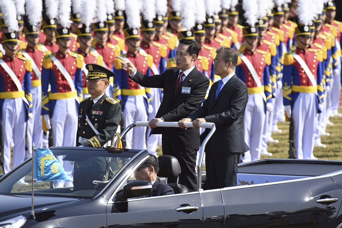 ސެޕްޓެމްބަރު 30 ، 2017: ދެކުނު ކޮރެއާގެ އަސްކަރިއްޔާއައް 69 އަހަރު ފުރުން ކުލަގަދަކޮށް ފާހަގަ ކުރުމަށް ބޭއްވި ހަރަކާތުގައި ދެކުނު ކޮރެއާގެ ރައީސް އާއި ޑިފެންސް މިނިސްޓަރު ބައިވެރިވެވަޑައިގަންނަވަނީ  