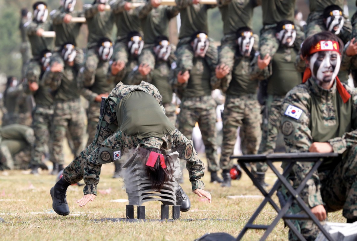 ސެޕްޓެމްބަރު 30 ، 2017: ދެކުނު ކޮރެއާގެ އަސްކަރިއްޔާއަށް 69 އަހަރު ފުރުން ކުލަގަދަކޮށް ފާހަގަކުރުމަށް ބޭއްވި ހަރަކާތުގައި މާޝަލްއާޓްސްގެ ހުނަރު ދައްކާލަނީ