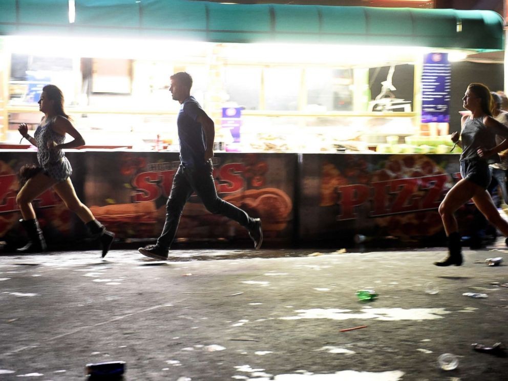 އޮކްޓޫބަރު 2، 2017 : ލާސްވެގާސްގައި ހިނގަމުންދިޔަ މިއުޒިކް ޝޯވ އެއްގައި ބަޑިޖެހުމާއިގުޅިގެން މީހުން ސަލާމަތްވުމަށް ދުވަނީ ، މި ހާދިސާގައި 50 މީހުން މަރުވެ 100 އަށްވުރެ ގިނަ މީހުންނަށް ވަނީ އަނިޔާވެފައި