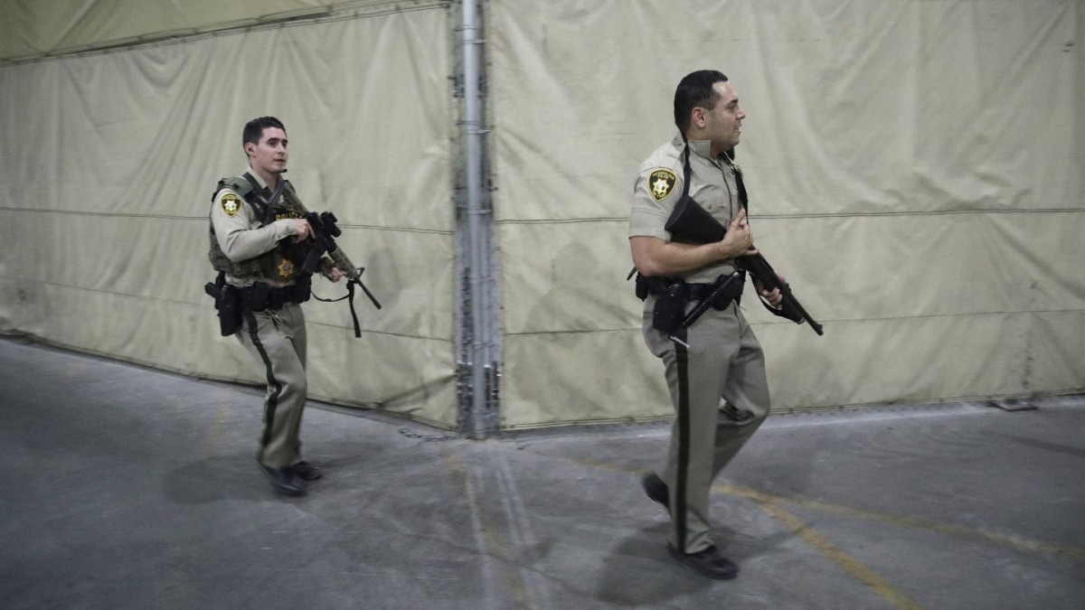 އޮކްޓޫބަރު 2، 2017 : ލާސްވެގާސްގައި ހިނގަމުންދިޔަ މިއުޒިކް ޝޯވ. ތެރެއިން މީހަކު ބަޑިޖަހައި 50 މީހުން މަރާލައި 100 އަށްވުރެ ގިނަ މީހުންނަށް އަނިޔާވުމާއިގުޅިގެން ލާސް ވެގާސްގެ ފުލުހުން ސަލާމަތީ ކަންކަން ބެލެހެއްޓުމަށް ހަރަކާތްތެރިވަނީ