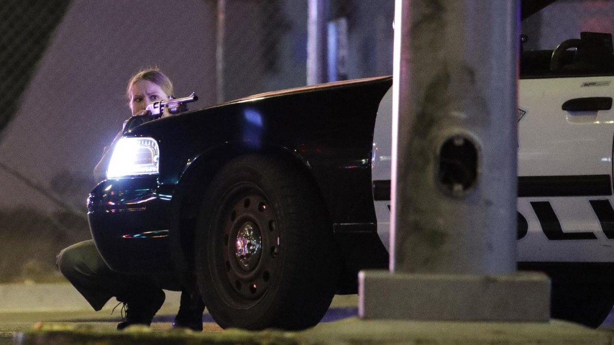 އޮކްޓޫބަރު 2، 2017 : ލާސްވެގާސްގައި ހިނގަމުންދިޔަ މިއުޒިކް ޝޯވ. ތެރެއިން މީހަކު ބަޑިޖަހައި 50 މީހުން މަރާލައި 100 އަށްވުރެ ގިނަ މީހުންނަށް އަނިޔާވުމާއިގުޅިގެން ލާސް ވެގާސްގެ ފުލުހުން ސަލާމަތީ ކަންކަން ބެލެހެއްޓުމަށް ހަރަކާތްތެރިވަނީ