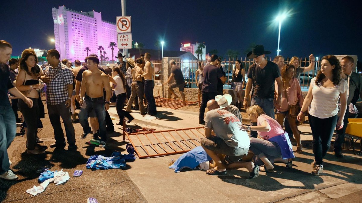 އޮކްޓޫބަރު 2، 2017 : ލާސްވެގާސްގައި ހިނގަމުންދިޔަ މިއުޒިކް ޝޯވ އެއްގައި ބަޑިޖެހުމާއިގުޅިގެން އަނިޔާވި މީހުންނަށް އެހީވަނީ، މި ހާދިސާގައި 50 މީހުން މަރުވެ 100 އަށްވުރެ ގިނަ މީހުންނަށް ވަނީ އަނިޔާވެފައި