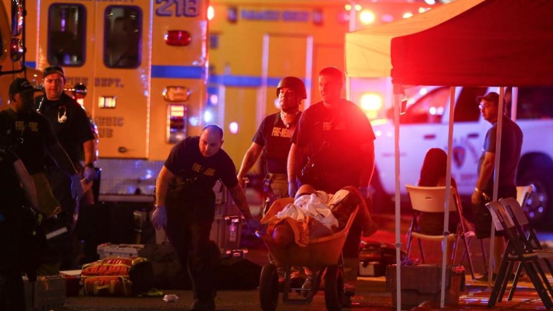 އޮކްޓޫބަރު 2، 2017 : ލާސްވެގާސްގައި ހިނގަމުންދިޔަ މިއުޒިކް ޝޯވ އެއްގައި ބަޑިޖެހުމާއިގުޅިގެން އަވަސް ފަރުވާދޭ މީހުން އަނިޔާވި މީހުންނަށް އެހީފޯރުކޮށްދެނީ، މި ހާދިސާގައި 50 މީހުން މަރުވެ 100 އަށްވުރެ ގިނަ މީހުންނަށް ވަނީ އަނިޔާވެފައި