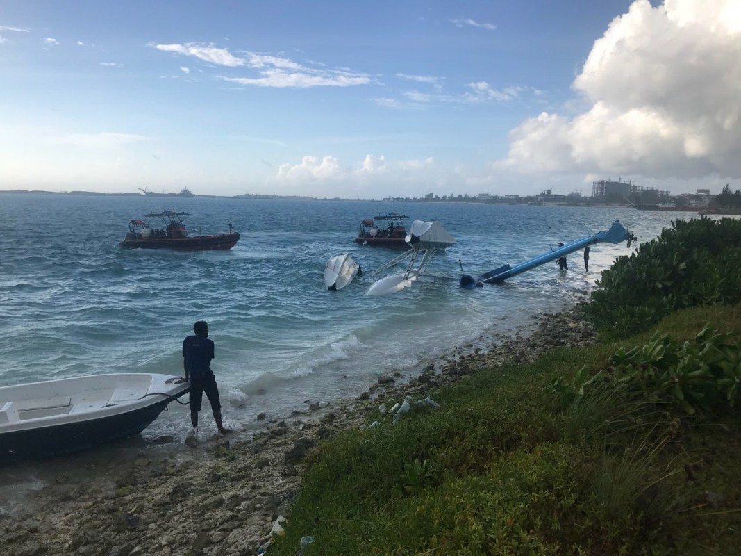 އޮކްޓޫބަރު 4، 2017 : 14 މީހުންނާއިއެކު ދަތުރުކުރަމުންދިޔަ މޯލްޑިވިއަންގެ ސީޕްލޭނެއް ޖައްސަން އުޅުމުގެ ތެރޭަގައި އެއާޕޯޓް ފަޅުތެރެއަށް ވެއްޓިފައި