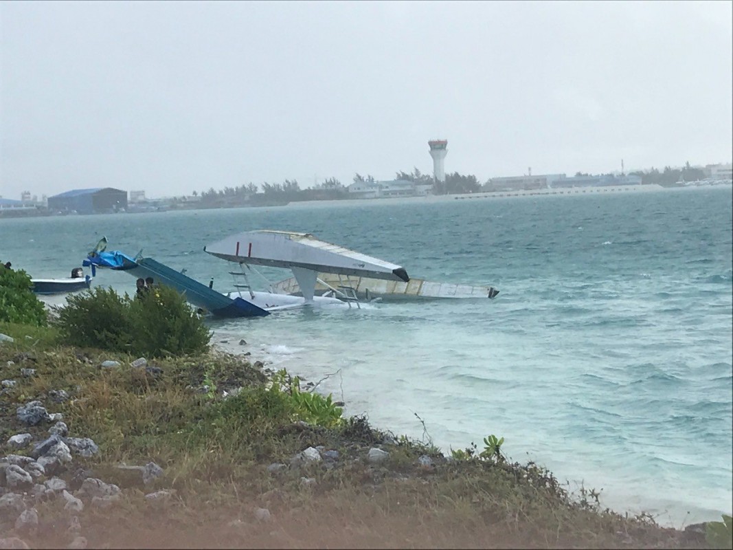 އޮކްޓޫބަރު 4، 2017 : މޯލްޑިވިއަންގެ އެމްޑީ ވިދާޅުވިގޮތުގައި ބޯޓް ވެއްޓެން މެދުވެރިވީ ގަދަ ވަޔާއިއެކު ވެހެމުންދިޔަ ވިއްސާރައިގެ ތެރޭގައި ބޯޓް ކަނޑަށް ޖައްސަން އުޅުމުގެ ތެރޭގައި 