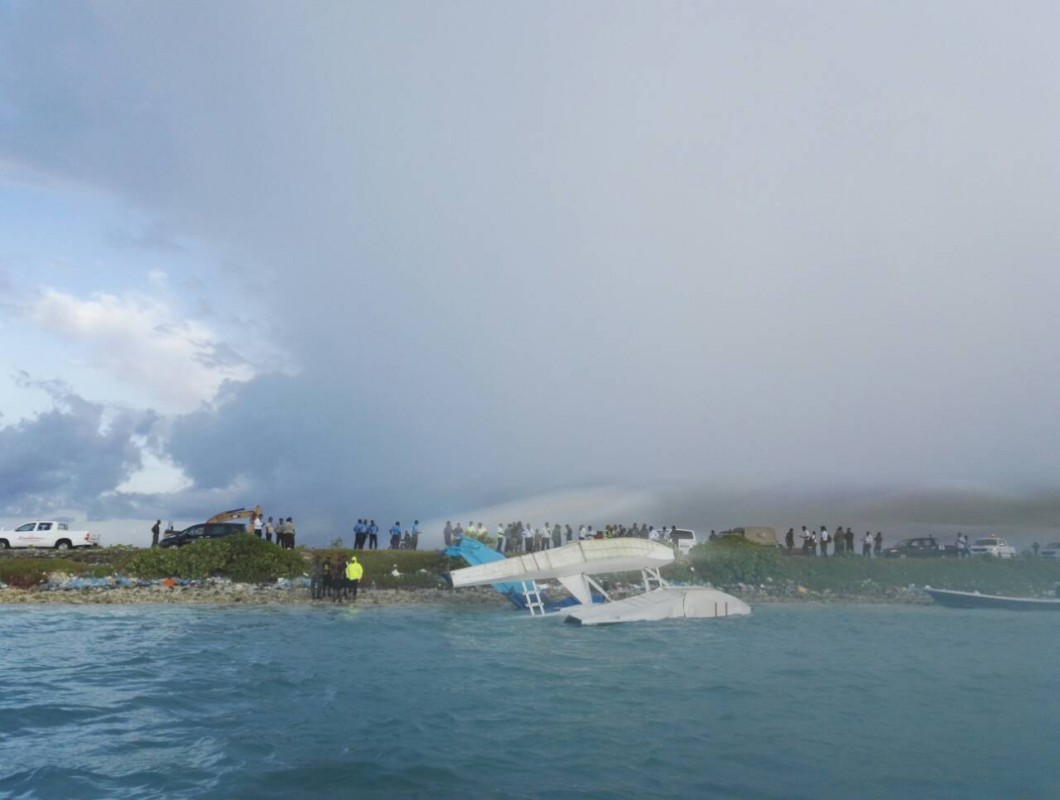 އޮކްޓޫބަރު 4، 2017 : 14 މީހުންނާއިއެކު ދަތުރުކުރަމުންދިޔަ މޯލްޑިވިއަންގެ ސީޕްލޭނެއް ޖައްސަން އުޅުމުގެ ތެރޭަގައި ވެއްޓިފައި