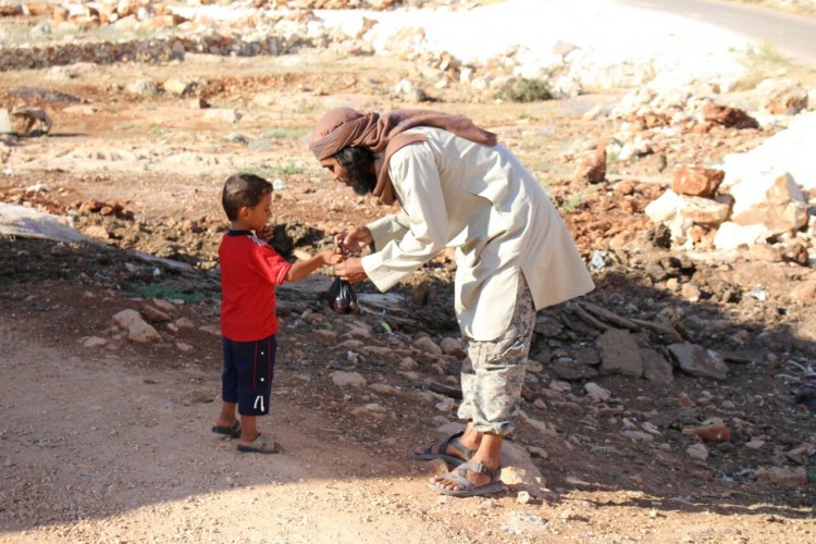 In a charity event during Ramadan this year, Maldivian combatants in Syria distributed food to families living in villages and refugee camps near them. The ‘Ramadan Iftar 1438’ was held on the 17th day of Ramadan
