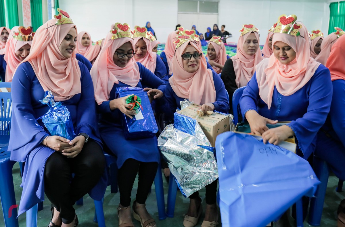 އޮކްޓޫބަރު 05، 2017 : ބައިނަލްއަގްވާމީ ޓީޗަރުންގެ ދުވަސް ކުލަގަދަކޮށް ފާހަގަ ކުރުމަށް ގަލޮޅުމަދަރުސާގައި ހިންގި ހަރަކާތްތަކުގައި ޓީޗަރުން ބައިވެރިވަނީ