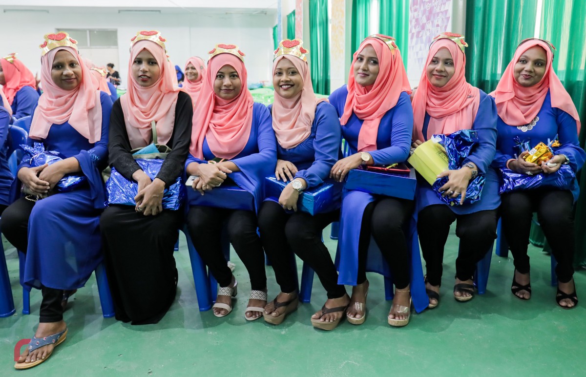 އޮކްޓޫބަރު 05، 2017 : ބައިނަލްއަގްވާމީ ޓީޗަރުންގެ ދުވަސް ކުލަގަދަކޮށް ފާހަގަ ކުރުމަށް ގަލޮޅުމަދަރުސާގައި ހިންގި ހަރަކާތްތަކުގައި ޓީޗަރުން ބައިވެރިވަނީ