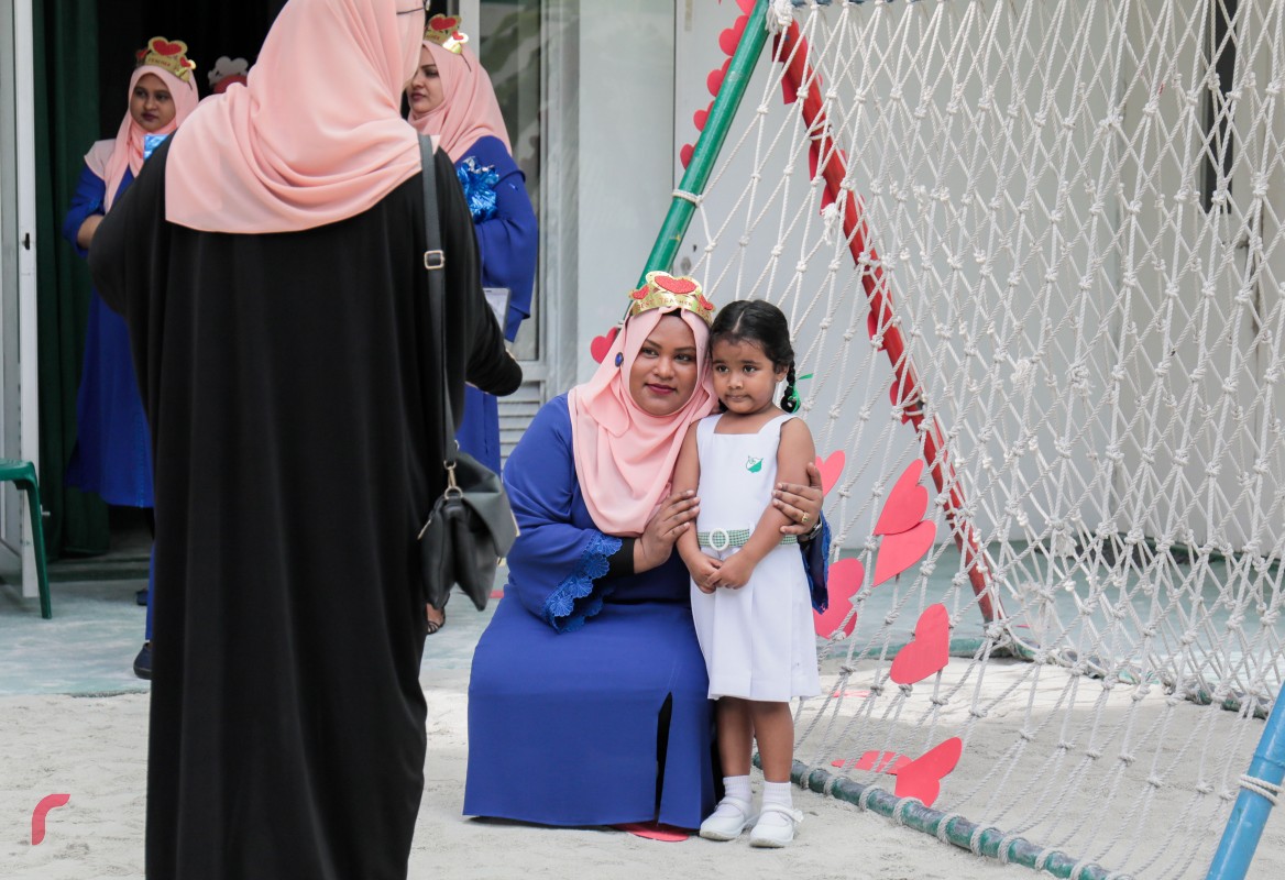 އޮކްޓޫބަރު 05، 2017 : ބައިނަލްއަގްވާމީ ޓީޗަރުންގެ ދުވަސް ކުލަގަދަކޮށް ފާހަގަ ކުރުމަށް ގަލޮޅުމަދަރުސާގައި ހިންގި ހަރަކާތްތަކުގެ ތެރެއިން ދަރިވަރަކު ޓީޗަރާއިއެކު ފޮޓޯއެއް ނަގަނީ ، ރާއްޖޭގައި ޓީޗަރުންގެ ދުވަސް ވަނި ވަރަށް ކުލަގަދަކޮށް ފާހަގަކޮށްފައި