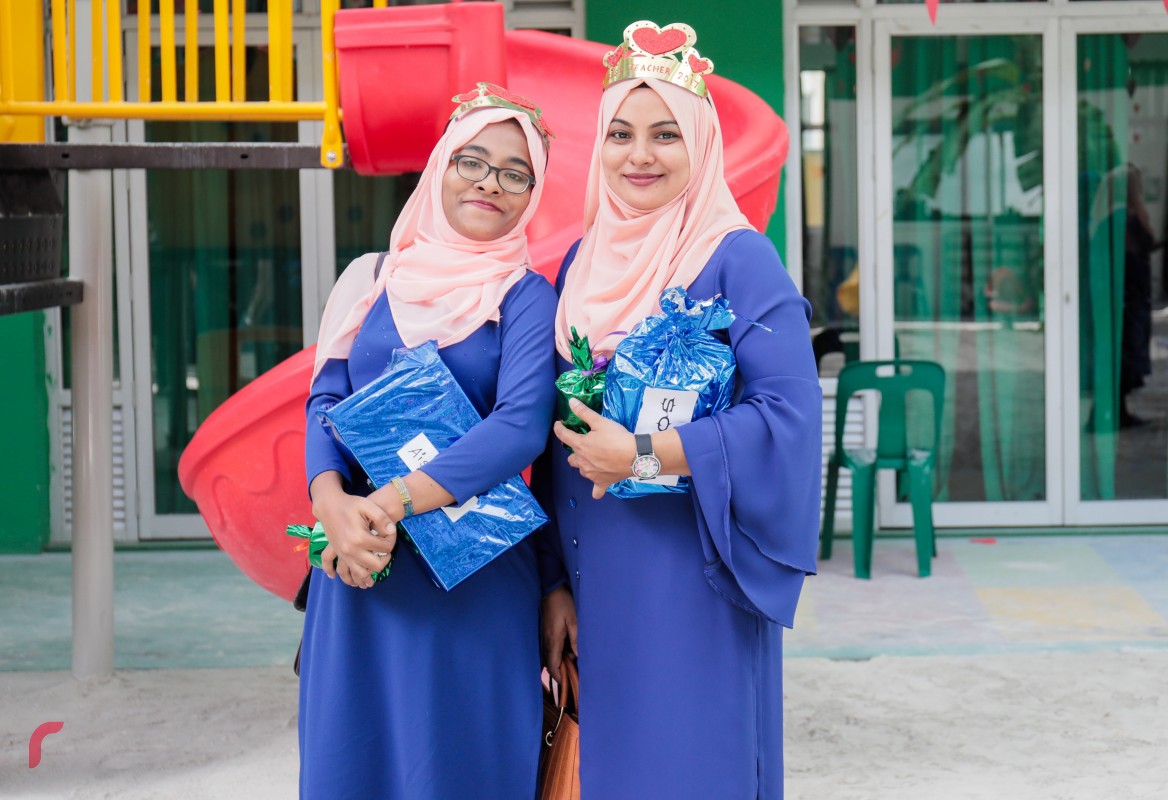 އޮކްޓޫބަރު 05، 2017 : ބައިނަލްއަގްވާމީ ޓީޗަރުންގެ ދުވަސް ކުލަގަދަކޮށް ފާހަގަ ކުރުމަށް ގަލޮޅުމަދަރުސާގައި ހިންގި ހަރަކާތްތަކުގައި ޓީޗަރުން ބައިވެރިވަނީ